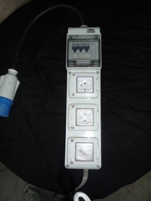 BOITIER 32A220V