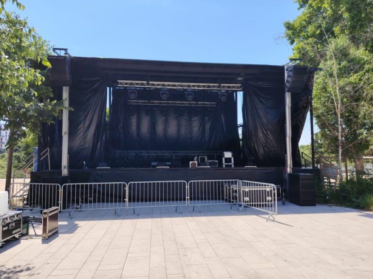 Scène mobile de 72 m² proposée par Mise en Scène, disponible à La Rochelle et Paris, idéale pour concerts, spectacles et événements professionnels, facile à installer et modulable selon les besoins